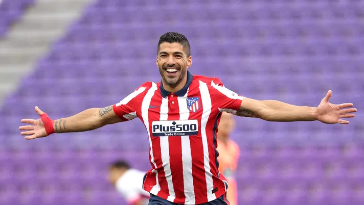 VALLADOLID, SPAIN - MAY 22: Luis Suarez of Atletico de Madrid celebrates after scoring their side's second goal during the La Liga Santander match between Real Valladolid CF and Atletico de Madrid at Estadio Municipal Jose Zorrilla on May 22, 2021 in Valladolid, Spain. Sporting stadiums around Spain remain under strict restrictions due to the Coronavirus Pandemic as Government social distancing laws prohibit fans inside venues resulting in games being played behind closed doors (Photo by Angel Martinez/Getty Images)
