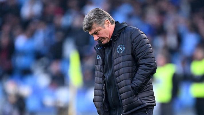 NAPLES, ITALY - FEBRUARY 17: Walter Mazzarri SSC Napoli head coach shows his disappointment during the Serie A TIM match between SSC Napoli and Genoa CFC - Serie A TIM at Stadio Diego Armando Maradona on February 17, 2024 in Naples, Italy. (Photo by Francesco Pecoraro/Getty Images) NEWS – Napoli, cosa succede per la panchina! Il Milan cambia con Okafor, Dybala, Caputo, Retegui… - immagine 1