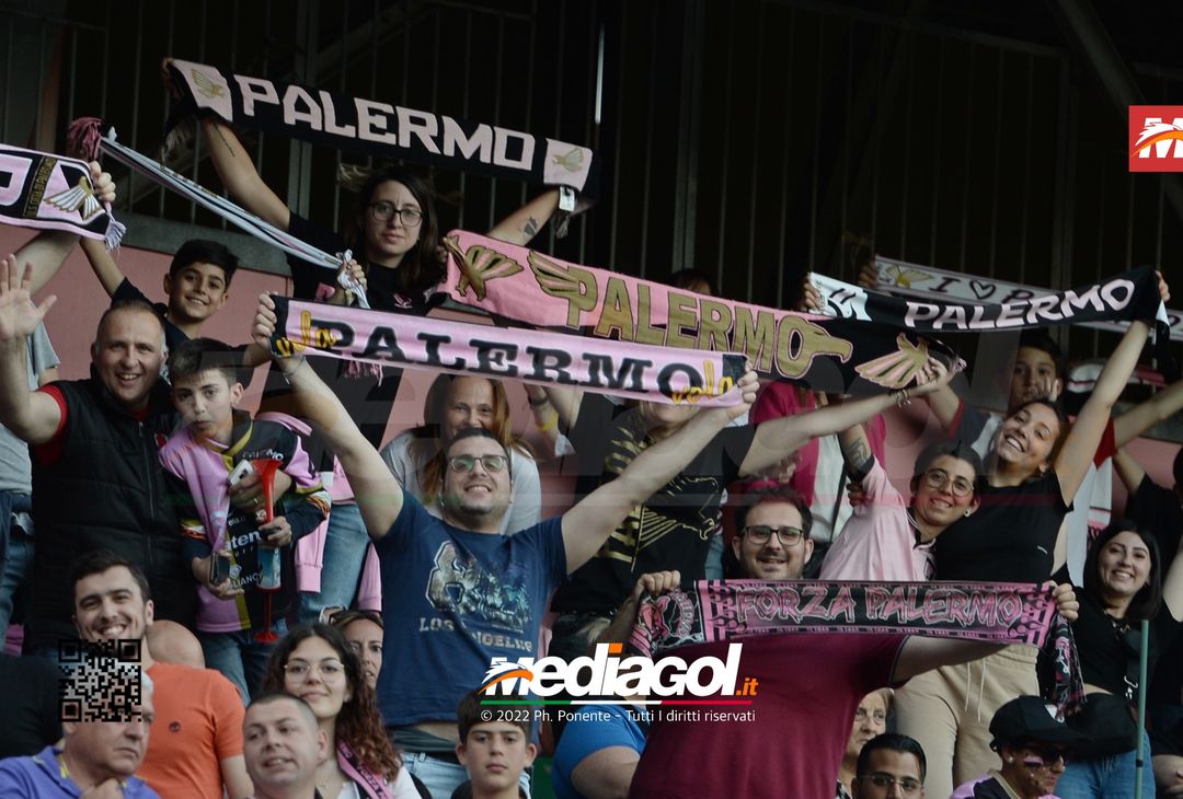 Fototifo, i tifosi allo stadio per Palermo-Feralpisaló 1-0 (gallery) - immagine 141