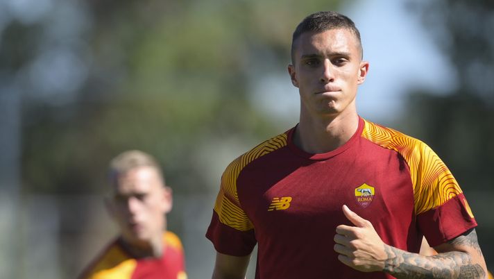 ROME, ITALY - JULY 09: AS Roma player Riccardo Calafiori warm-up prior the Pre-season Friendly match between AS Roma and Trastevere Calcio at Centro Sportivo Fulvio Bernardini on July 09, 2022 in Rome, Italy. (Photo by Fabio Rossi/AS Roma via Getty Images) Gazzetta – Calafiori può arrivare adesso o in estate - immagine 1