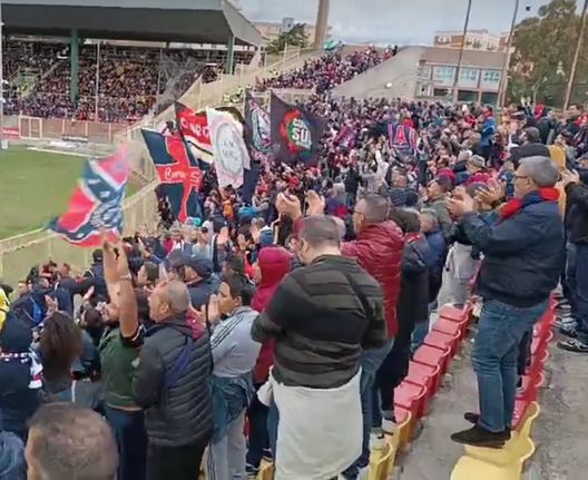 Il Catanzaro fa suo il derby contro il Crotone: 2-0 al Ceravolo, nel finale espulso Lerda- immagine 2