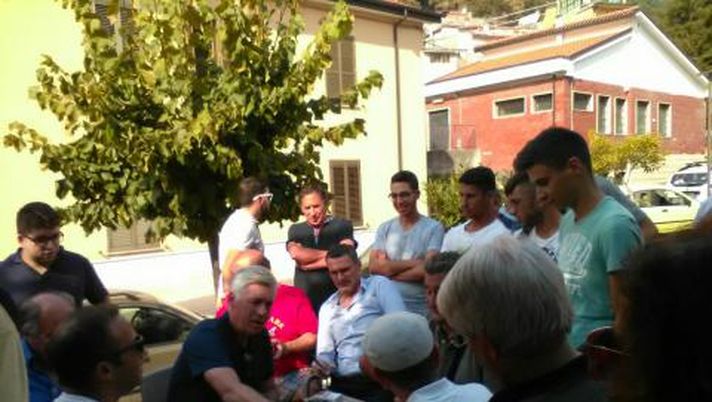 Carlo Ancelotti gioca a carte nella cittadina di Lago. Fonte foto: quotidianodelsud.it.