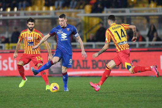  LECCE, ITALY - FEBRUARY 02: Andrea Bellotti of Torino FC vies with Alessandro Deiola of US Lecce during the Serie A match between US Lecce and Torino FC at Stadio Via del Mare on February 02, 2020 in Lecce, Italy. (Photo by Francesco Pecoraro/Getty Images) 