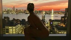 Alessia Marcuzzi indossa solo un perizoma e guarda il panorama: foto bollente