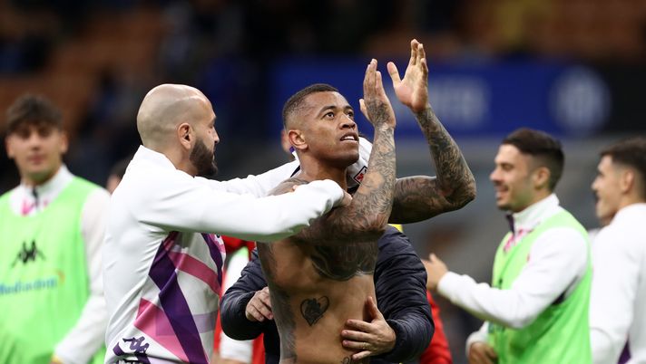 MILAN, ITALY - APRIL 01: Igor of ACF Fiorentina celebrates victory after the Serie A match between FC Internazionale and ACF Fiorentina at Stadio Giuseppe Meazza on April 01, 2023 in Milan, Italy. (Photo by Marco Luzzani/Getty Images) Ora anche la vecchia Fiorentina impallidisce: vinta una in più e perse 5 in meno - immagine 1