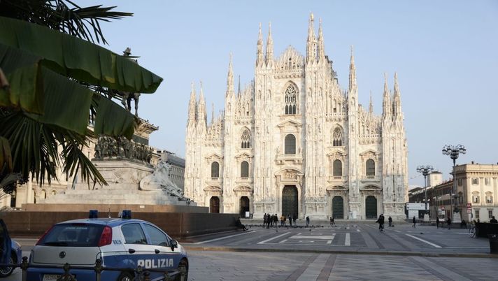 MILAN, ITALY - NOVEMBER 06: A general view of a nearly empty Piazza Duomo on November 06, 2020 in Milan, Italy. The Italian regions of Calabria, Lombardy, Piedmont and Val d'Aosta went into a soft lockdown on Friday November 06. People are able to leave their homes only for work, health or emergency reasons. Bars, restaurants and non-essential shops apart from hairdressers are closed. (Photo by Vittorio Zunino Celotto/Getty Images) MAXISCHERMO MILAN DAL NI AL NO