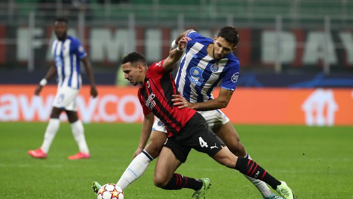 MILAN, ITALY - NOVEMBER 03: Ismael Bennacer of AC Milan battles for possession with Marko Grujic of FC Porto during the UEFA Champions League group B match between AC Milan and FC Porto at Giuseppe Meazza Stadium on November 03, 2021 in Milan, Italy. (Photo by Marco Luzzani/Getty Images) Milan-Porto 0-1 al 45′: Diavolo, che fatica! Ma quel fallo su Bennacer… - immagine 1