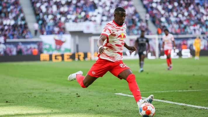 LEIPZIG, GERMANY - APRIL 23: Nordi Mukiele of RB Leipzig controls the ball during the Bundesliga match between RB Leipzig and 1. FC Union Berlin at Red Bull Arena on April 23, 2022 in Leipzig, Germany. (Photo by Maja Hitij/Getty Images) Nordi Mukiele al PSG: parola fine al derby di mercato di Madrid… - immagine 1