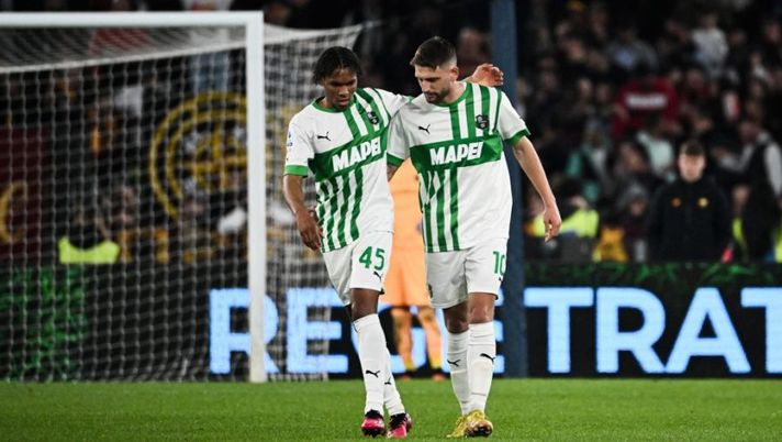 Sassuolo's Italian forward Domenico Berardi (R) celebrates with Sassuolo's French forward Armand Lauriente after scoring a penalty, and his side's third goal, during the Italian Serie A football match between AS Rome and Sassuolo on March 12, 2023 at the Olympic stadium in Rome. (Photo by Tiziana FABI / AFP) (Photo by TIZIANA FABI/AFP via Getty Images) Voti fantacalcio: Laurienté show, Berardi più di Dybala! Bocciato Smalling e c’è un 3 - immagine 1
