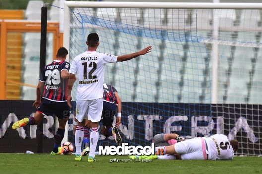PESCARA, ITALY - SEPTEMBER 18:  Marcello Trotta of Crotone scores the opening goal during the Serie A match between FC Crotone and US Citta di Palermo at Adriatico Stadium on September 18, 2016 in Pescara, Italy.  (Photo by Tullio M. Puglia/Getty Images) 