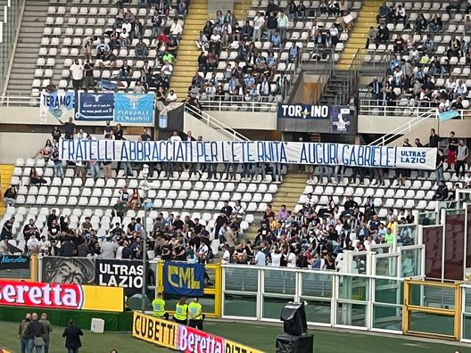 Lo striscione per Gabriele Sandri Lo striscione per Gabriele Sandri