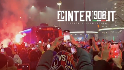 VIDEO FCIN1908 / Inter, i tifosi accolgono il pullman a San Siro: cori e fumogeni