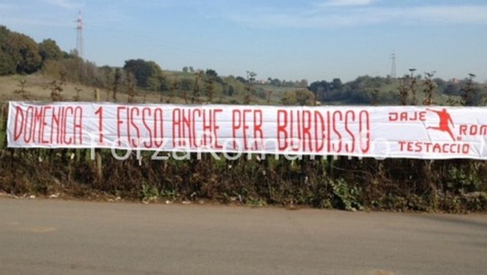 A Trigoria uno striscione per Nicolas: “Domenica 1 fisso anche per Burdisso” (FOTO) - immagine 1
