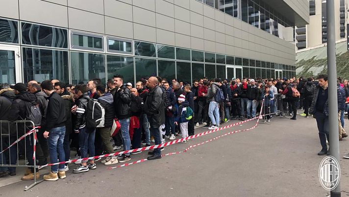 Tifosi del Milan in fila a Casa Milan (credits: acmilan.com) 