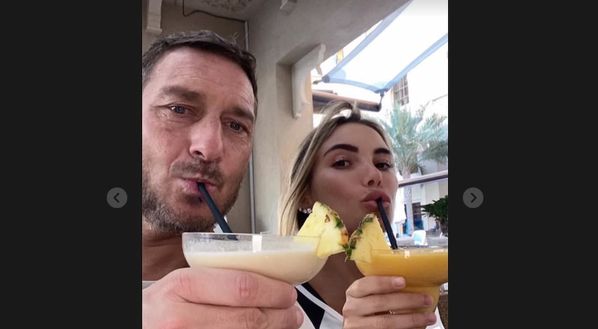 In uscita il libro di Ilary Blasi, Totti e Noemi si mostrano uniti- immagine 2