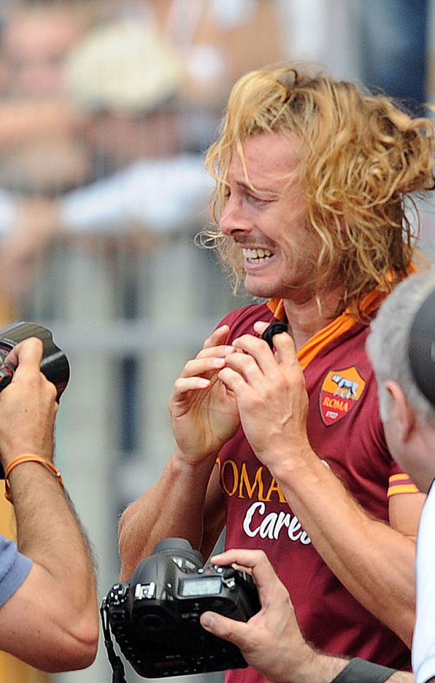 ROME, ITALY - SEPTEMBER 22: Federico Balzaretti of Roma celebrates after scoring the opening goal during the Serie A match between AS Roma and SS Lazio at Stadio Olimpico on September 22, 2013 in Rome, Italy. (Photo by Giuseppe Bellini/Getty Images) ROME, ITALY - SEPTEMBER 22: Federico Balzaretti of Roma celebrates after scoring the opening goal during the Serie A match between AS Roma and SS Lazio at Stadio Olimpico on September 22, 2013 in Rome, Italy. (Photo by Giuseppe Bellini/Getty Images)