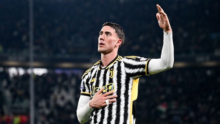 TURIN, ITALY - NOVEMBER 26: Dusan Vlahovic of Juventus celebrates after scoring his team's first goal during the Serie A TIM match between Juventus and FC Internazionale at Allianz Stadium on November 26, 2023 in Turin, Italy. (Photo by Daniele Badolato - Juventus FC/Juventus FC via Getty Images) Tutti gli assist di giornata LIVE: la spiegazione e la scelta su Lovric e Bennacer, +1 a Vlahovic - immagine 1