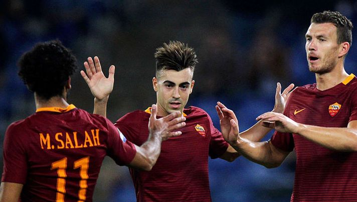 ROME, ITALY - SEPTEMBER 21: Edin Dzeko #9 with his teammates Mohamed Salah and Stefan El Shaarawy of AS Roma celebrates after scoring the team's fourth goal during the Serie A match between AS Roma and FC Crotone at Stadio Olimpico on September 21, 2016 in Rome, Italy. (Photo by Paolo Bruno/Getty Images) Roma, da Strootman a El Shaarawy: la probabile formazione anti-Chievo - immagine 1