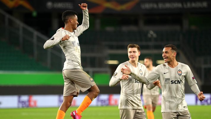 WOLFSBURG, GERMANY - MARCH 12: (FREE FOR EDITORIAL USE) In this handout image provided by VfL Wolfsburg, Marcos Antonio of Shakhtar Donetsk celebrates with his team mates after scoring his team's second goal during the UEFA Europa League round of 16 first leg match between VfL Wolfsburg and Shakhtar Donetsk at Volkswagen Arena on March 12, 2020 in Wolfsburg, Germany. The match was played behind closed doors as a precaution against the spread of COVID-19 (Coronavirus). (Photo by Handout/VfL Wolfsburg via Getty Images) Shakhtar