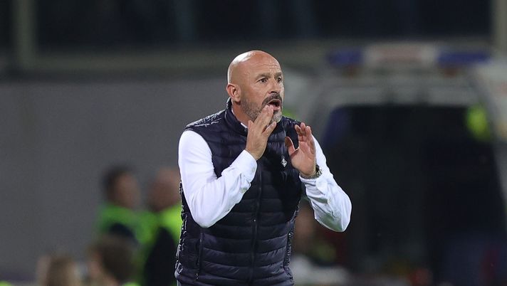 FLORENCE, ITALY - OCTOBER 27: Vincenzo Italiano manager of ACF Fiorentina gestures during the UEFA Europa Conference League group A match between ACF Fiorentina and Istanbul Basaksehir at Stadio Artemio Franchi on October 27, 2022 in Florence, Italy. (Photo by Gabriele Maltinti/Getty Images) Italiano urla all’arrembaggio: la corsa dei viola per la risalita - immagine 1