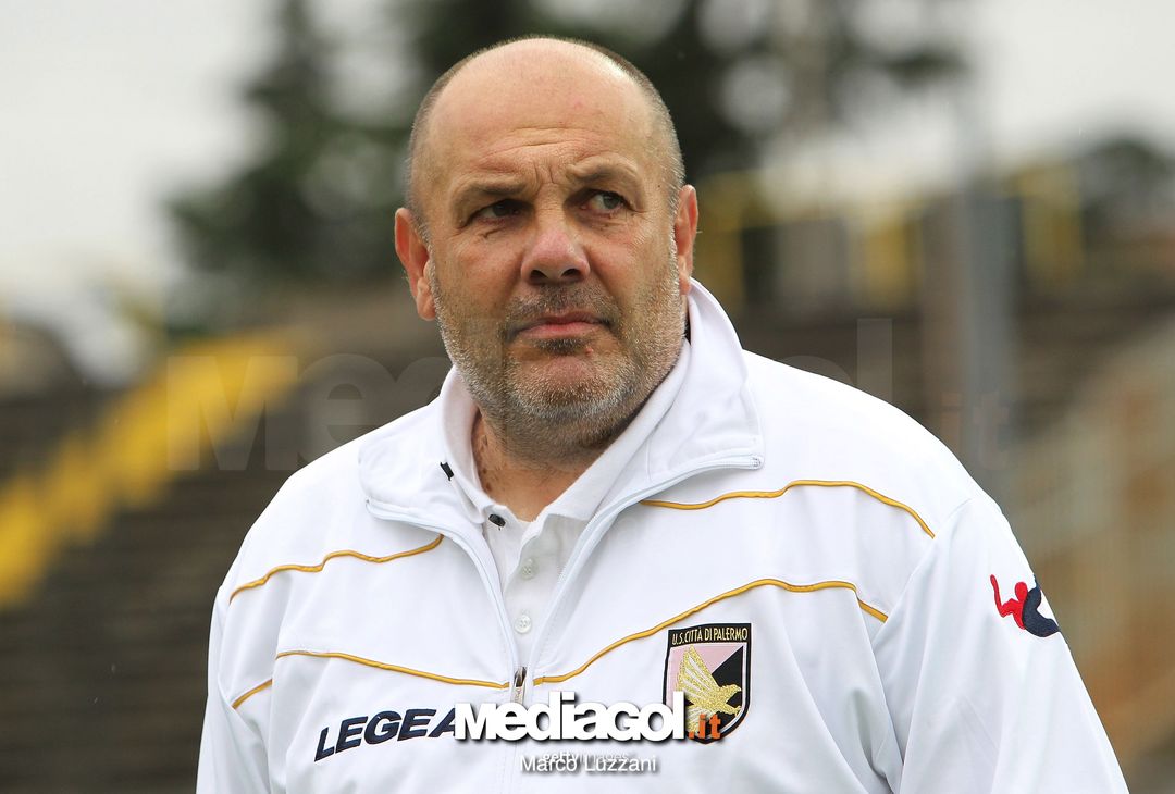  BRESCIA, ITALY - SEPTEMBER 02:  US Citta di Palermo coach Bruno Tedino looks on before the Serie B between Brescia Calcio and US Citta di Palermo at Stadio Mario Rigamonti on September 2, 2017 in Brescia, Italy.  (Photo by Marco Luzzani/Getty Images) 