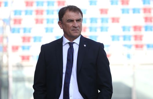 CROTONE, ITALY - FEBRUARY 28: Head coach of Cagliari Leonardo Semplici looks on during the Serie A match between FC Crotone and Cagliari Calcio at Stadio Comunale Ezio Scida on February 28, 2021 in Crotone, Italy. (Photo by Maurizio Lagana/Getty Images) CROTONE, ITALY - FEBRUARY 28: Head coach of Cagliari Leonardo Semplici looks on during the Serie A match between FC Crotone and Cagliari Calcio at Stadio Comunale Ezio Scida on February 28, 2021 in Crotone, Italy. (Photo by Maurizio Lagana/Getty Images)