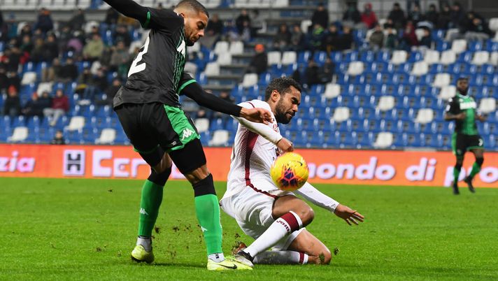 REGGIO NELL'EMILIA, ITALY - JANUARY 18: Jeremy Toljan of US Sassuolo competes for the ball with Koffi Djidji of Torino FC during the Serie A match between US Sassuolo and Torino FC at Mapei Stadium - Città del Tricolore on January 18, 2020 in Reggio nell'Emilia, Italy (Photo by Alessandro Sabattini/Getty Images) REGGIO NELL'EMILIA, ITALY - JANUARY 18: Jeremy Toljan of US Sassuolo competes for the ball with Koffi Djidji of Torino FC during the Serie A match between US Sassuolo and Torino FC at Mapei Stadium - Città del Tricolore on January 18, 2020 in Reggio nell'Emilia, Italy (Photo by Alessandro Sabattini/Getty Images)