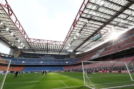 MILAN, ITALY - APRIL 21: A general view inside the stadium prior to the Serie A match between AC Milan and US Sassuolo at Stadio Giuseppe Meazza on April 21, 2021 in Milan, Italy.Sporting stadiums around Italy remain under strict restrictions due to the Coronavirus Pandemic as Government social distancing laws prohibit fans inside venues resulting in games being played behind closed doors. (Photo by Marco Luzzani/Getty Images) MILAN, ITALY - APRIL 21: A general view inside the stadium prior to the Serie A match between AC Milan and US Sassuolo at Stadio Giuseppe Meazza on April 21, 2021 in Milan, Italy.Sporting stadiums around Italy remain under strict restrictions due to the Coronavirus Pandemic as Government social distancing laws prohibit fans inside venues resulting in games being played behind closed doors. (Photo by Marco Luzzani/Getty Images)
