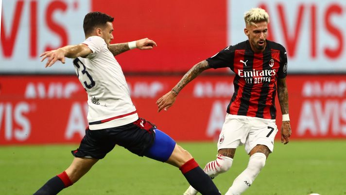 MILAN, ITALY - AUGUST 01:  Samuel Castillejo (R) of AC Milan competes for the ball with Luca Ceppitelli (L) of Cagliari Calcio during the Serie A match between AC Milan and Cagliari Calcio at Stadio Giuseppe Meazza on August 1, 2020 in Milan, Italy.  (Photo by Marco Luzzani/Getty Images) 