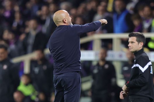 FLORENCE, ITALY - NOVEMBER 09: Vincenzo Italiano manager of ACF Fiorentina celebrates the victory after during the Serie A match between ACF Fiorentina and Salernitana at Stadio Artemio Franchi on November 9, 2022 in Florence, Italy. (Photo by Gabriele Maltinti/Getty Images) Zeman e il 4-3-3: “Massima espressione geometrica del calcio”- immagine 2