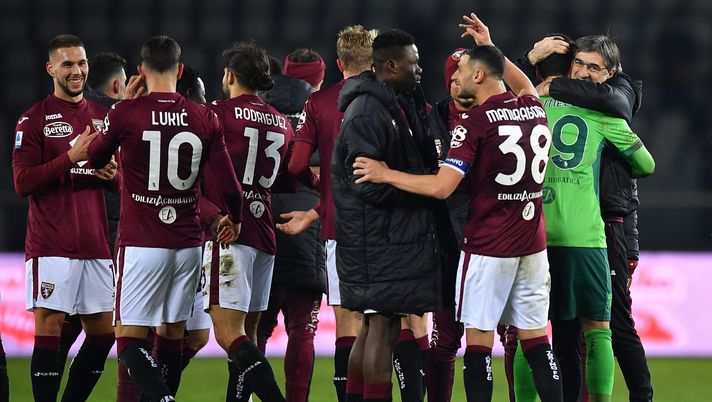 TURIN, ITALY - JANUARY 10: Torino FC head coach Ivan Juric and Luca Gemello celebrate victory at the end of the Serie A match between Torino FC v ACF Fiorentina at Stadio Olimpico di Torino on January 10, 2022 in Turin, Italy. (Photo by Valerio Pennicino/Getty Images) Fiorentina col mal di trasferta: lontano dal Franchi i viola faticano troppo - immagine 1