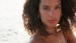 Jessica Aidi da urlo in bikini: il decolleté incendia i follower sul web