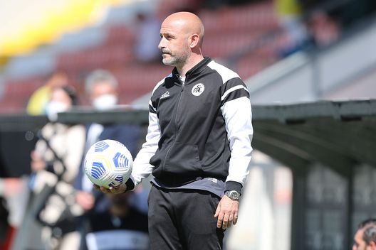  LA SPEZIA, ITALY - MAY 08: Vincenzo Italiano manager of Spezia Calcio gestures during the Serie A match between Spezia Calcio and SSC Napoli at Stadio Alberto Picco on May 8, 2021 in La Spezia, Italy. Sporting stadiums around Italy remain under strict restrictions due to the Coronavirus Pandemic as Government social distancing laws prohibit fans inside venues resulting in games being played behind closed doors. (Photo by Gabriele Maltinti/Getty Images) 