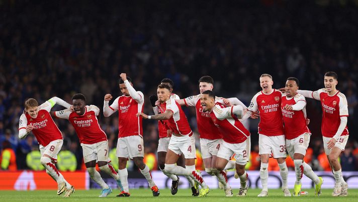 LONDON, ENGLAND - MARCH 12: The players of Arsenal celebrate as David Raya of Arsenal (not pictured) makes the match-winning save from the fourth penalty from Galeno of FC Porto (not pictured) in the penalty shoot out during the UEFA Champions League 2023/24 round of 16 second leg match between Arsenal FC and FC Porto at Emirates Stadium on March 12, 2024 in London, England. (Photo by Julian Finney/Getty Images) Champions League, un ottavo di finale va ai rigori: l’ultima volta accadde nel 2016 - immagine 1