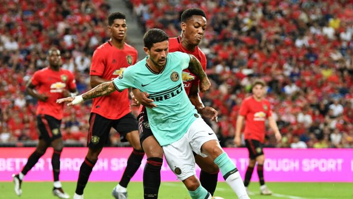 SINGAPORE - JULY 20: Stefano Sensi of FC Internazionale controls the ball under pressure of Anthony Martial of Manchester United during the 2019 International Champions Cup match between Manchester United and FC Internazionale at the Singapore National Stadium on July 20, 2019 in Singapore. (Photo by Thananuwat Srirasant/Getty Images) Inter, l’esordio di Lukaku e il sorpasso di Sensi: l’undici provato da Conte per il Lecce - immagine 1