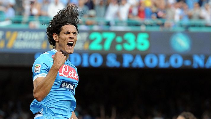 NAPLES, ITALY - MAY 12: Edinson Cavani of Napoli celebrates after scoring the goal 1-1 during the Serie A match between SSC Napoli and AC Siena at Stadio San Paolo on May 12, 2013 in Naples, Italy. (Photo by Giuseppe Bellini/Getty Images) Napoli, Cavani: “Scudetto? Vissuto bei momenti speciali lì, sfidare big del nord…” - immagine 1