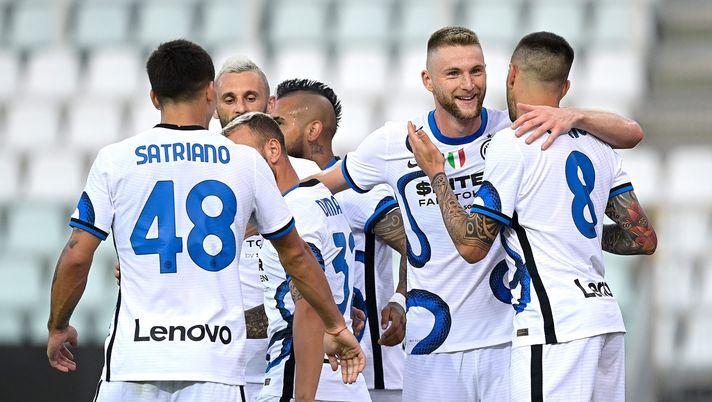PARMA, ITALY - AUGUST 08: Matias Vecino of FC Internazionale celebrates with teammates after scoring his team's second goal during the pre-season friendly match between Parma Calcio and FC Internazionale at Stadio Ennio Tardini on August 08, 2021 in Parma, Italy. (Photo by Mattia Ozbot - Inter/Inter via Getty Images) 