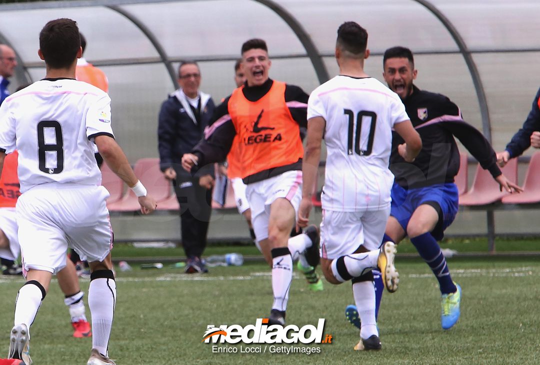  CAGLIARI, ITALY - MAY 05: Simone Santoro #10 of Palermo U19 celebrates his goal 1-1 during the Primavera 1 match between Cagliari Calcio U19 and US Citta di Palermo U19 at Stadio Renato Raccis on May 5, 20188.  (Photo by Enrico Locci/Getty Images) 