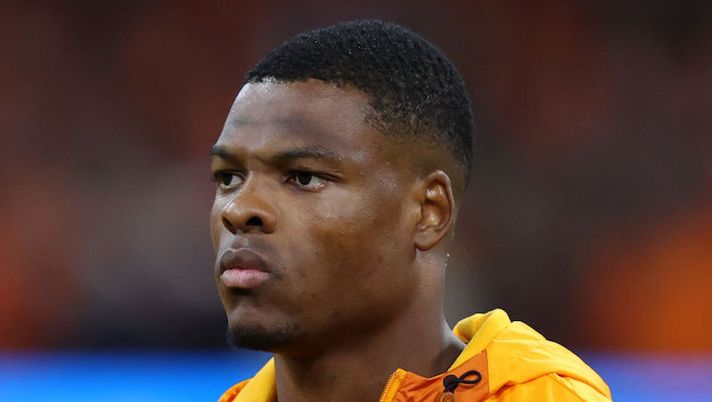 AMSTERDAM, NETHERLANDS - SEPTEMBER 25: Denzel Dumfries of Netherlands stands for the national anthem prior to the UEFA Nations League League A Group 4 match between Netherlands and Belgium at Johan Cruijff ArenAon September 25, 2022 in Amsterdam, Netherlands. (Photo by Dean Mouhtaropoulos/Getty Images) Dumfries: “Ho qualcosa al polpaccio, niente di grave. In 10 giorni pronto per l’Inter” - immagine 1