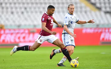  TURIN, ITALY - JANUARY 06: Gleison Bremer of Torino F.C. battles for possession with Antonin Barak of Hellas Verona F.C. during the Serie A match between Torino FC and Hellas Verona FC at Stadio Olimpico di Torino on January 06, 2021 in Turin, Italy. Sporting stadiums around Italy remain under strict restrictions due to the Coronavirus Pandemic as Government social distancing laws prohibit fans inside venues resulting in games being played behind closed doors. (Photo by Valerio Pennicino/Getty Images)