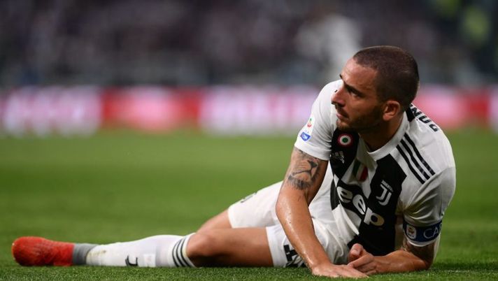 Juventus' Italian defender Leonardo Bonucci looks on after being tackled during the Italian Serie A football match Juventus vs Genoa on October 20, 2018 at the Juventus Allianz stadium in Turin. (Photo by Marco BERTORELLO / AFP) (Photo credit should read MARCO BERTORELLO/AFP/Getty Images) Bonucci si è fermato per infortunio: cosa è successo durante l’allenamento di oggi - immagine 1
