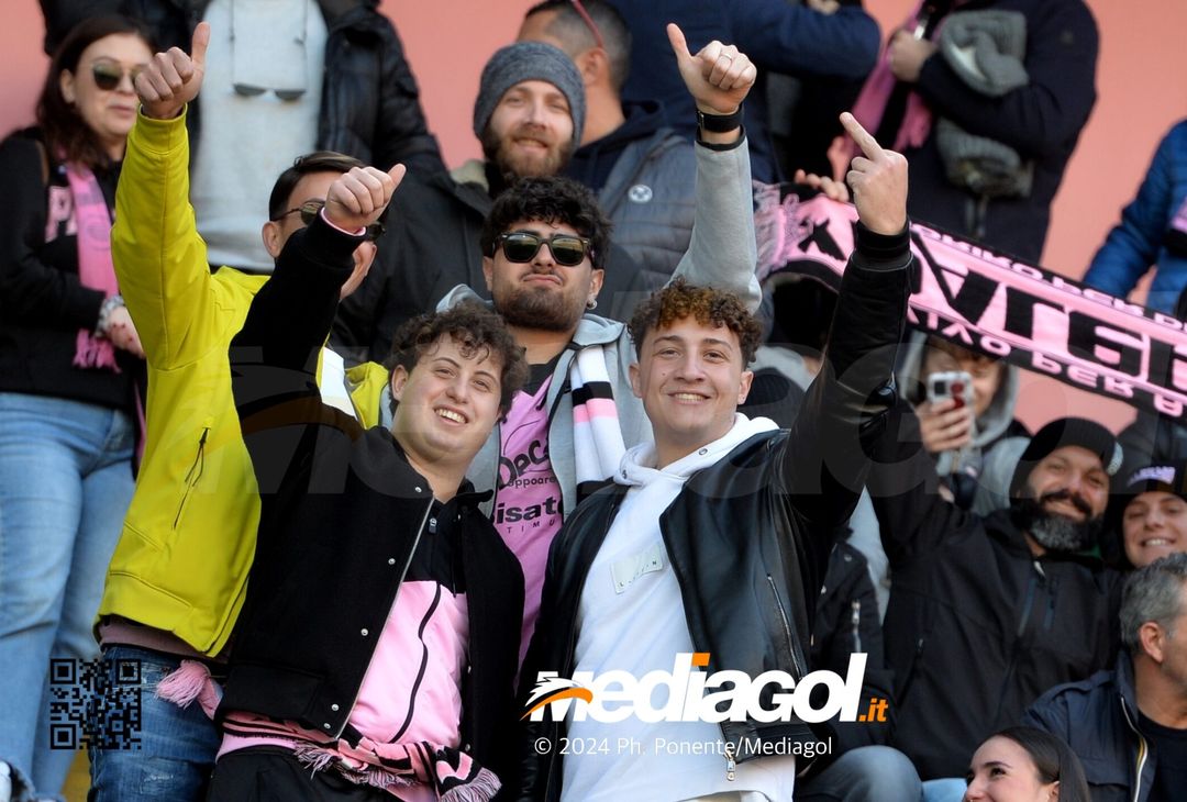FOTOTIFO Palermo-Como 3-0, gli scatti ai tifosi al “Renzo Barbera” (GALLERY) - immagine 42