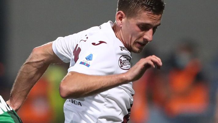 REGGIO NELL'EMILIA, ITALY - SEPTEMBER 17: Dennis Praet (R) of Torino FC competes for the ball with Maxime Lopez (L) of US Sassuolo during the Serie A match between US Sassuolo and Torino FC at Mapei Stadium - Citta' del Tricolore on September 17, 2021 in Reggio nell'Emilia, Italy. (Photo by Marco Luzzani/Getty Images) Infortunati Torino: Belotti cresce, il piano panchina per Praet e le condizioni di Pjaca - immagine 1