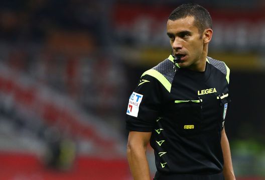 MILAN, ITALY - OCTOBER 31: Referee Marco Piccinini looks on during the Serie A match between AC Milan and SPAL at Stadio Giuseppe Meazza on October 31, 2019 in Milan, Italy. (Photo by Marco Luzzani/Getty Images) MILAN, ITALY - OCTOBER 31: Referee Marco Piccinini looks on during the Serie A match between AC Milan and SPAL at Stadio Giuseppe Meazza on October 31, 2019 in Milan, Italy. (Photo by Marco Luzzani/Getty Images)