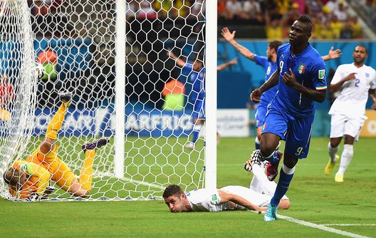 MANAUS, BRAZIL - JUNE 14: Mario Balotelli of Italy celebrates after scoring the second goal during the 2014 FIFA World Cup Brazil Group D match between England and Italy at Arena Amazonia on June 14, 2014 in Manaus, Brazil. (Photo by Christopher Lee/Getty Images) Balotelli, record da assente: l’ultimo gol e l’ultima vittoria azzurra ai mondiali è sua per almeno 12 anni… - immagine 1