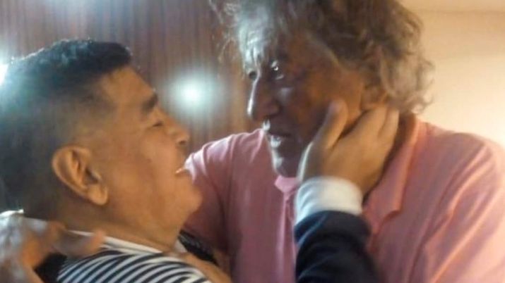 Il grande abbraccio fra miti prima di Rosario Central-Gimnasia La Plata 1-0 Il grande abbraccio fra miti prima di Rosario Central-Gimnasia La Plata 1-0