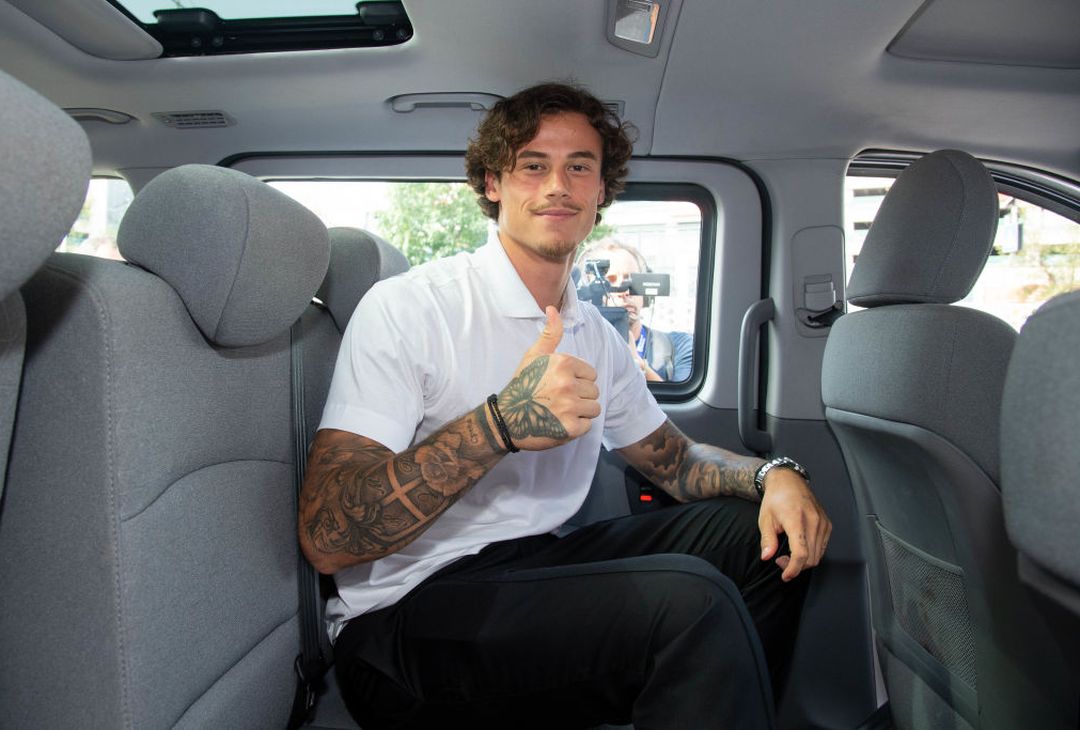 Ecco Svilar: gli scatti tra arrivo, firma e nuova maglia a Trigoria – FOTO GALLERY - immagine 35