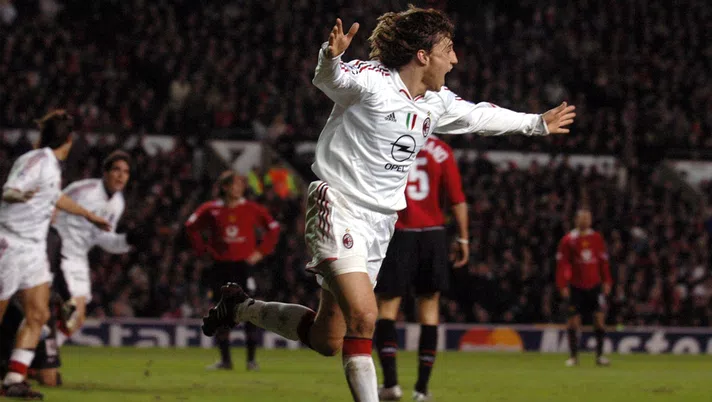 crespo esulta dopo il gol in Manchester United AC Milan: nella news il ricordo
