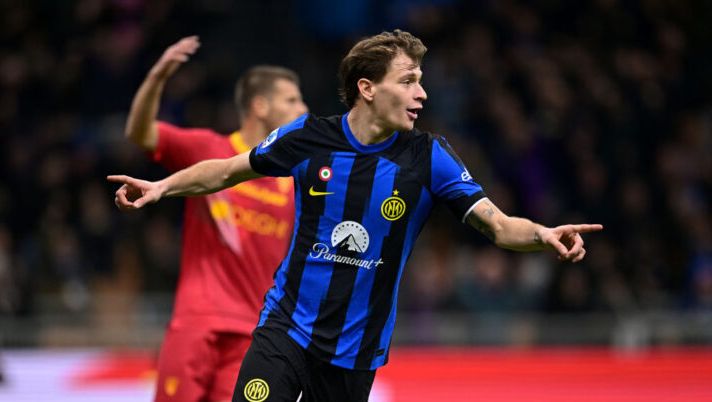MILAN, ITALY - DECEMBER 23: Nicolo Barella of FC Internazionale celebrates after scoring their team's second goal during the Serie A TIM match between FC Internazionale and US Lecce at Stadio Giuseppe Meazza on December 23, 2023 in Milan, Italy. (Photo by Mattia Ozbot - Inter/Inter via Getty Images) Monza-Inter, formazioni ufficiali: le scelte su Barella, Acerbi, Darmian, Colombo, Izzo e Marì - immagine 1