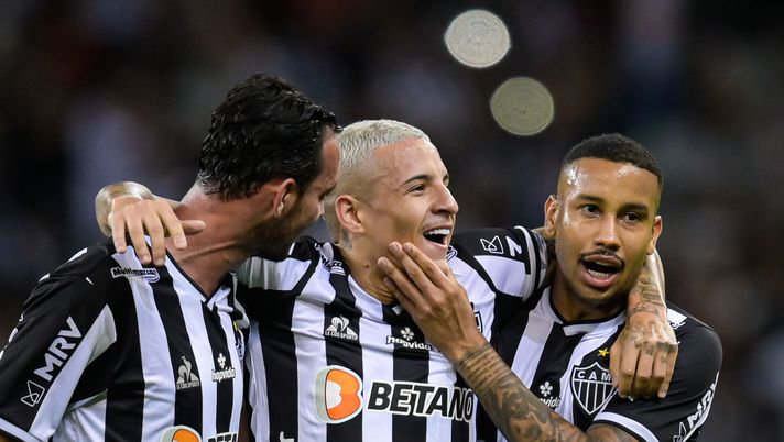 BELO HORIZONTE, BRAZIL - OCTOBER 20: Guilherme Arana (C) of Atletico MG celebrates with teammates Rever (L) and Jair (R) after scoring the first goal of his team during a match between Atletico MG and Fortaleza as part of Copa do Brasil Semi-Finals 2021 at Mineirao Stadium on October 20, 2021 in Belo Horizonte, Brazil. (Photo by Pedro Vilela/Getty Images) BELO HORIZONTE, BRAZIL - OCTOBER 20: Guilherme Arana (C) of Atletico MG celebrates with teammates Rever (L) and Jair (R) after scoring the first goal of his team during a match between Atletico MG and Fortaleza as part of Copa do Brasil Semi-Finals 2021 at Mineirao Stadium on October 20, 2021 in Belo Horizonte, Brazil. (Photo by Pedro Vilela/Getty Images)